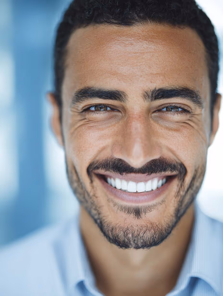 Homme souriant aux dents saines, cabinet dentaire White & Care à Anderlecht